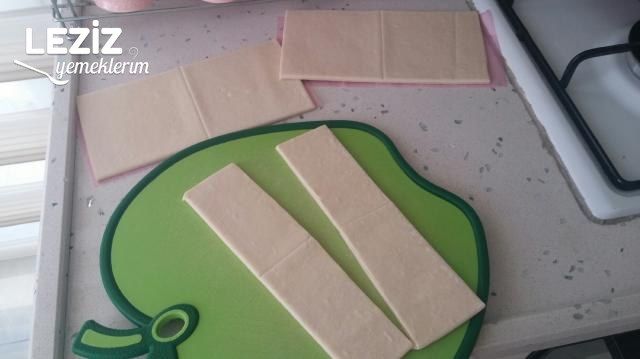 Açma Simit Görünümlü Milföy Börek