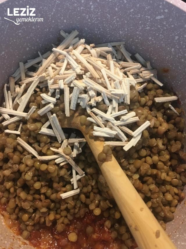 Pazılı Erişteli Yeşil Mercimek Çorbası