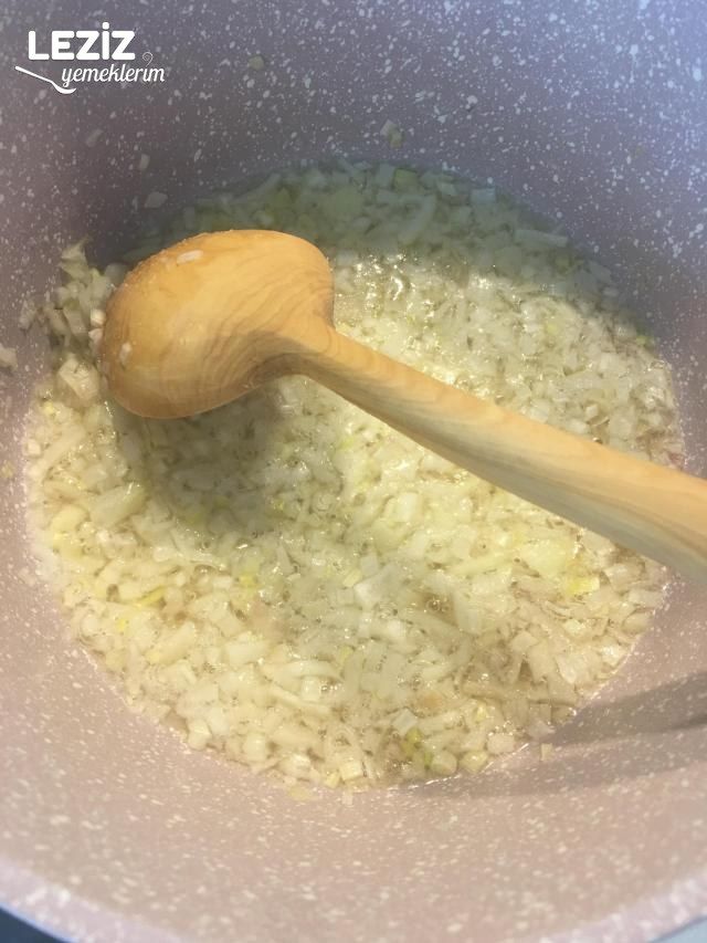 Pazılı Erişteli Yeşil Mercimek Çorbası