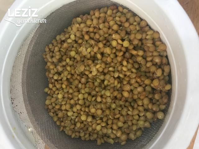 Pazılı Erişteli Yeşil Mercimek Çorbası