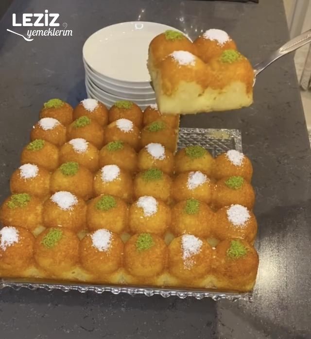 Kalıpta Şerbetli Revani Tatlısı