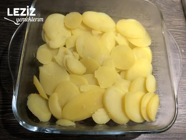 Fırında Beşamelli Patatesli Tavuk