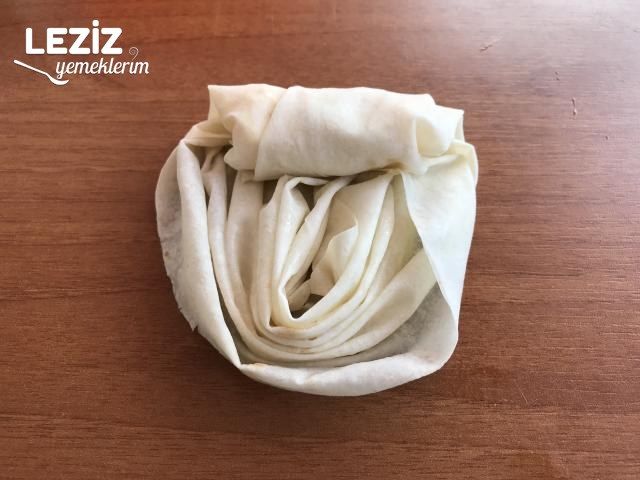 Midye Börek Tarifi (Aşamalı Anlatım)