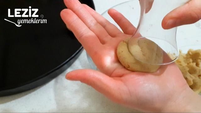 Az Malzemeyle İstiridye Tatlısı Tarifi (Videolu)