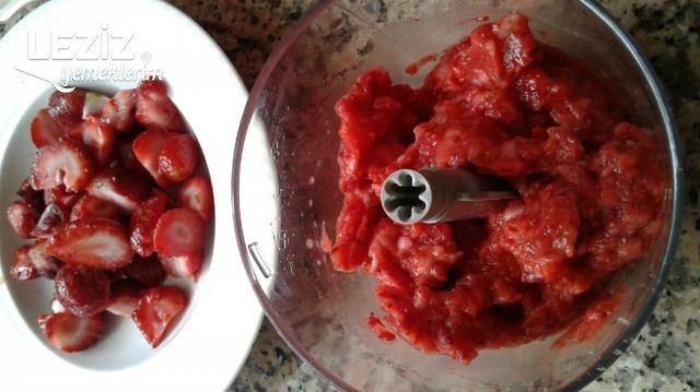 Ev Yapımı Çilekli Dondurma