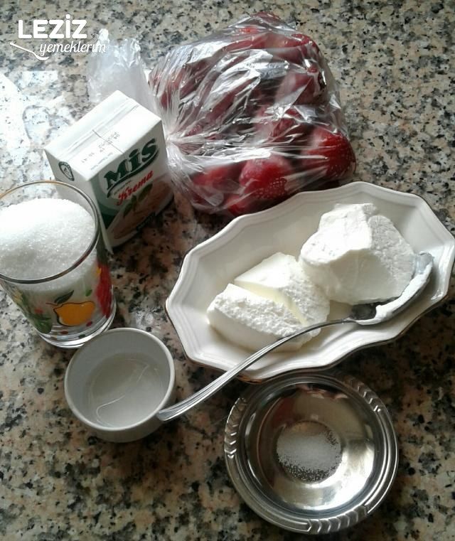 Ev Yapımı Çilekli Dondurma