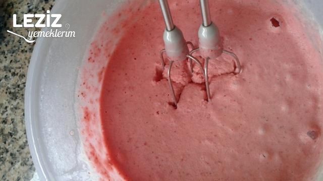 Ev Yapımı Çilekli Dondurma