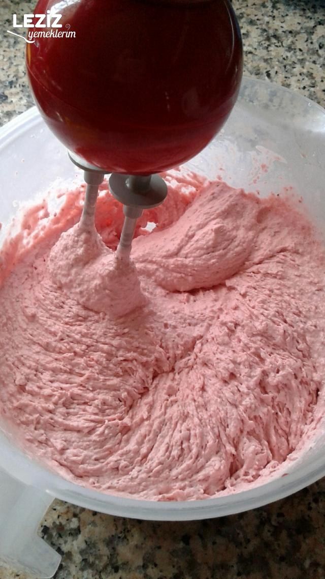 Ev Yapımı Çilekli Dondurma