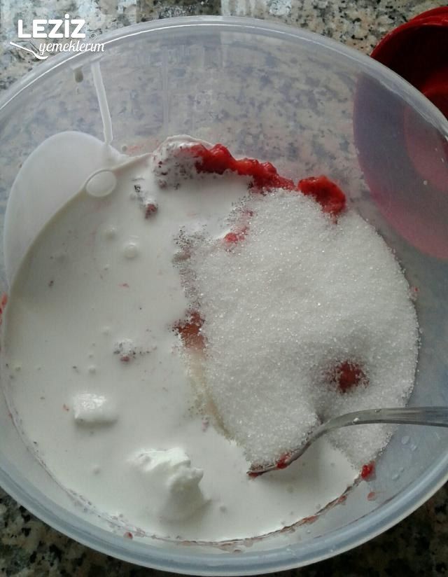 Ev Yapımı Çilekli Dondurma