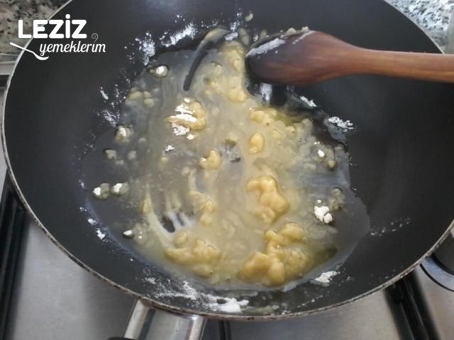 Sarımsaklı Un Çorbası Tarifi