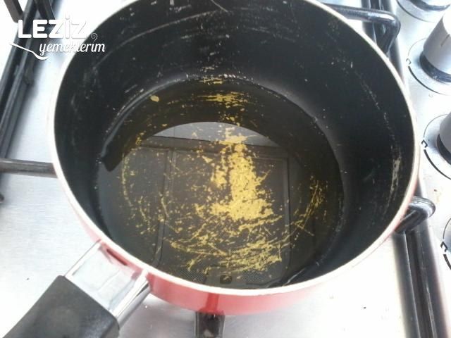 Sarımsaklı Un Çorbası Tarifi