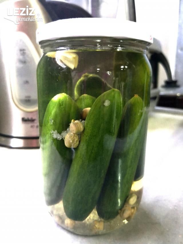Salatalık Turşusu Kavanozda Sıcak Su İle