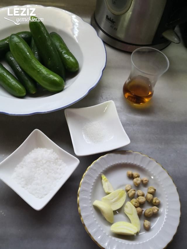 Salatalık Turşusu Kavanozda Sıcak Su İle