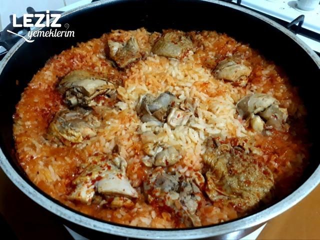 Soğanlı Sosuyla Enfes Tavuklu Pilav