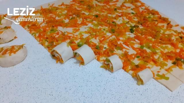 Dillere Destan Lezzetiyle Pırasalı Poğaça (Videolu)