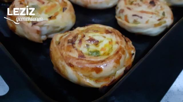 Dillere Destan Lezzetiyle Pırasalı Poğaça (Videolu)