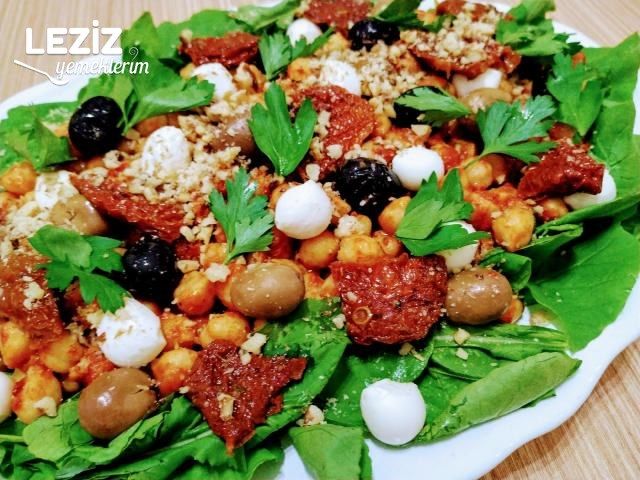 Rokalı Nohut Salatası