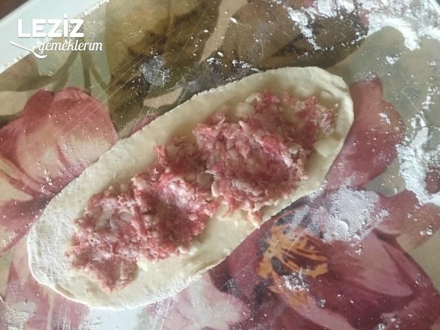 Kıymalı Ve Kaşarlı Pide