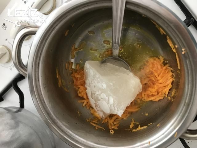 Kemik Suyuna Havuçlu Şehriye Çorbası