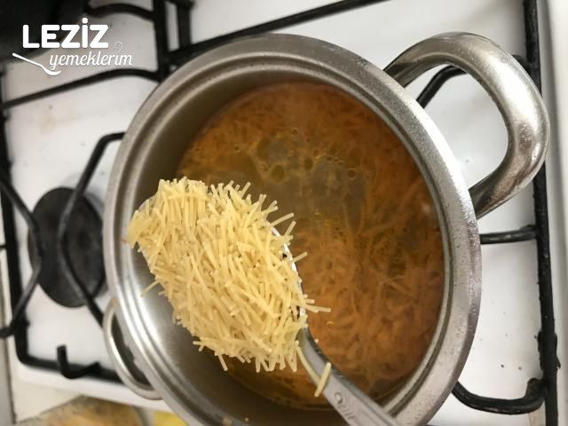 Kemik Suyuna Havuçlu Şehriye Çorbası