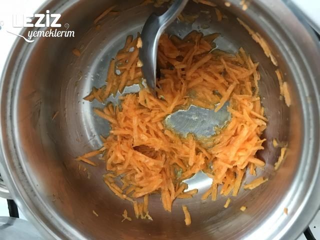 Kemik Suyuna Havuçlu Şehriye Çorbası