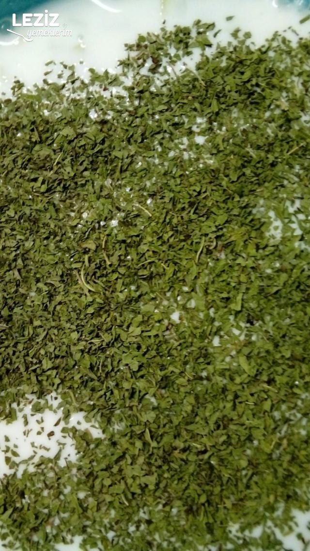 Sarımsaklı Koyu Bir Cacık