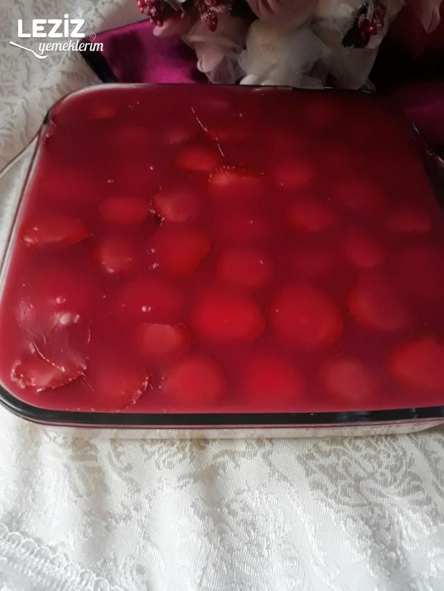 Çilekli Muhallebili Tatlı (Kedidiliyle)