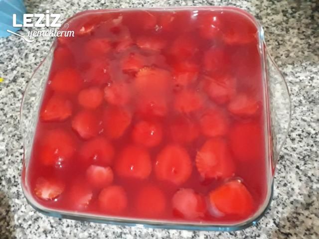 Çilekli Muhallebili Tatlı (Kedidiliyle)