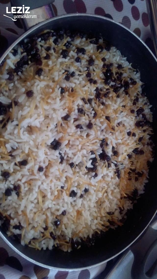 Kuş Üzümlü Şehriyeli Pirinç Pilavı Tarifi