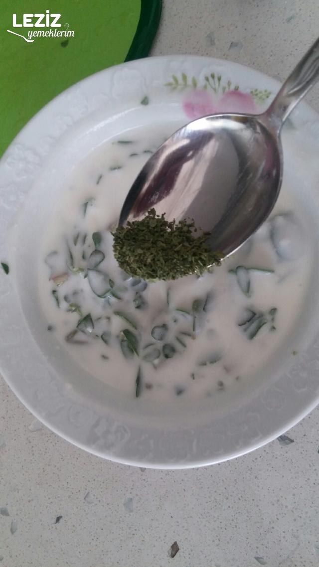 Yoğurtlu Semizotu Salatası Yapılışı