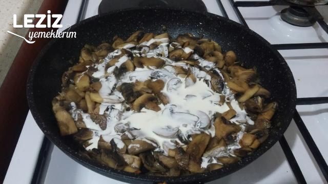 Et Tavuk Köfte Yanına Kremalı Mantar Nasıl Yapılır