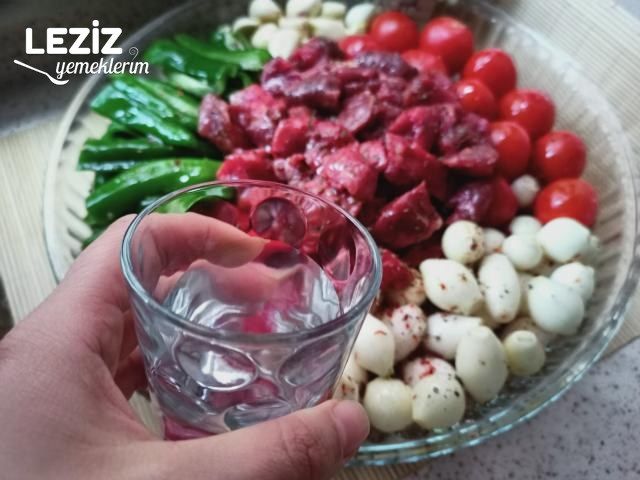 Eli Böğründe (Yanyana) Tarifi