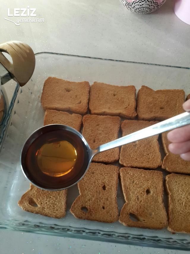 Karamelize Şerbetli Etimek Tatlısı