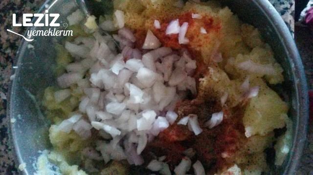 Simit Tadında Patatesli  Börek