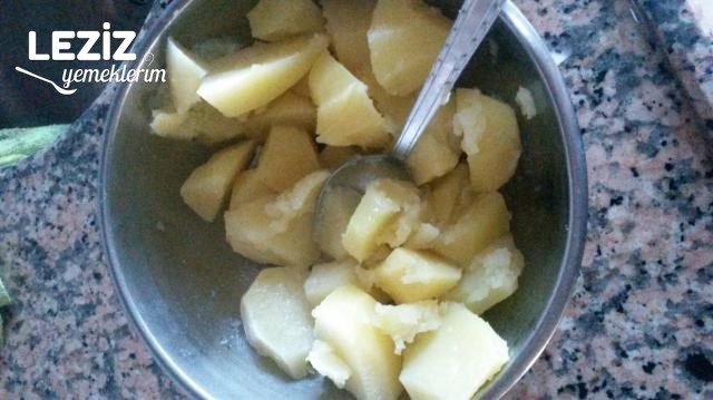 Simit Tadında Patatesli  Börek