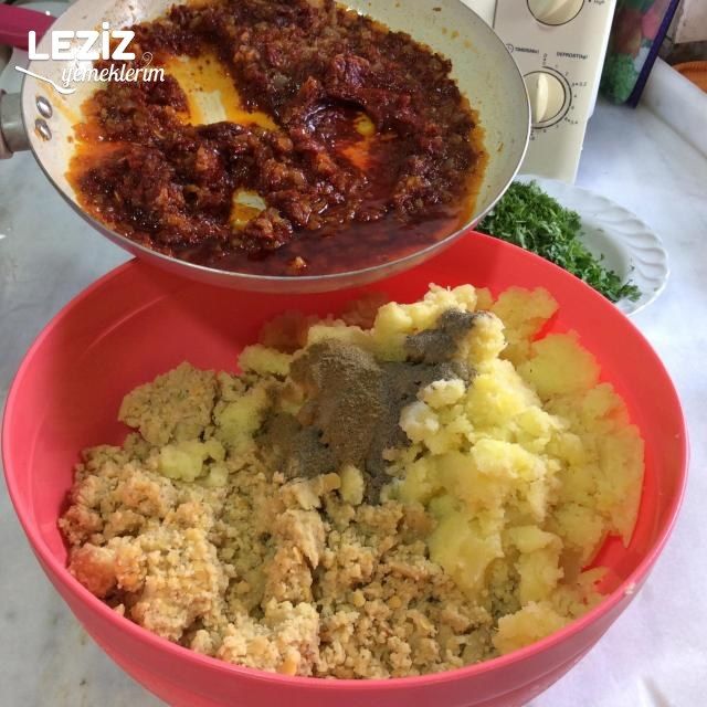 Yoğurtlu Çiçek Köfte