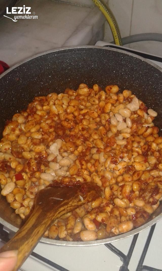 Tavuklu Kuru Fasulye Nasıl Yapılır?