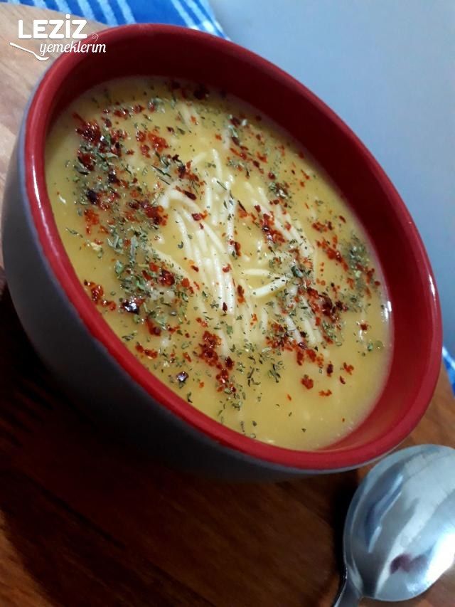 Tavuk Suyuna Şehriyeli Kırmızı Mercimek Çorbası