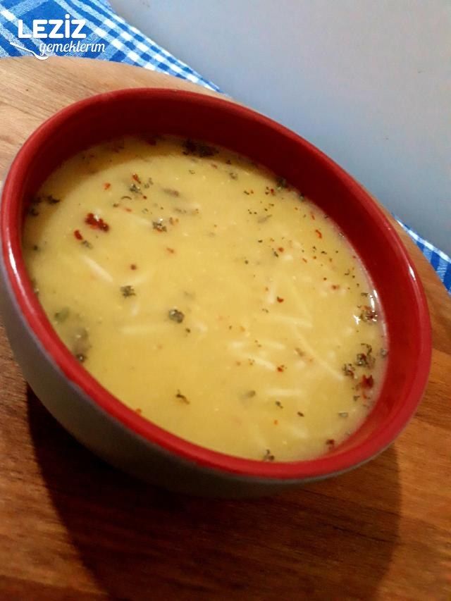 Tavuk Suyuna Şehriyeli Kırmızı Mercimek Çorbası