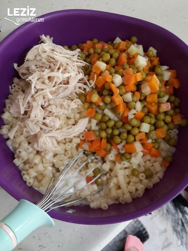 Tavuklu Makarna Salatası