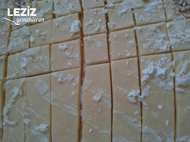 Bademli Üçgen Tatlı