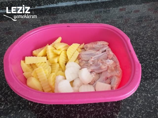 Nefis Sosuyla Fırında Tavuk Patates