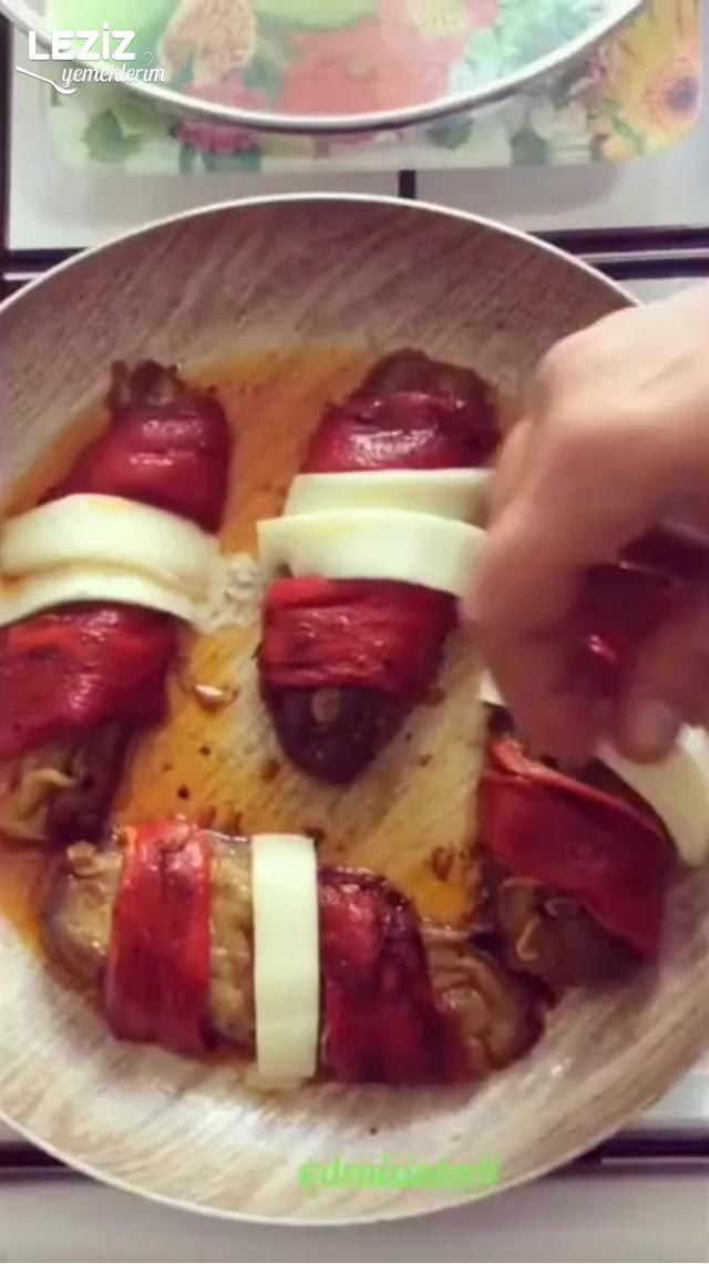 Lezzet Patlaması (Kırmızı Biberli Kaşarlı Patlıcan Sarma)