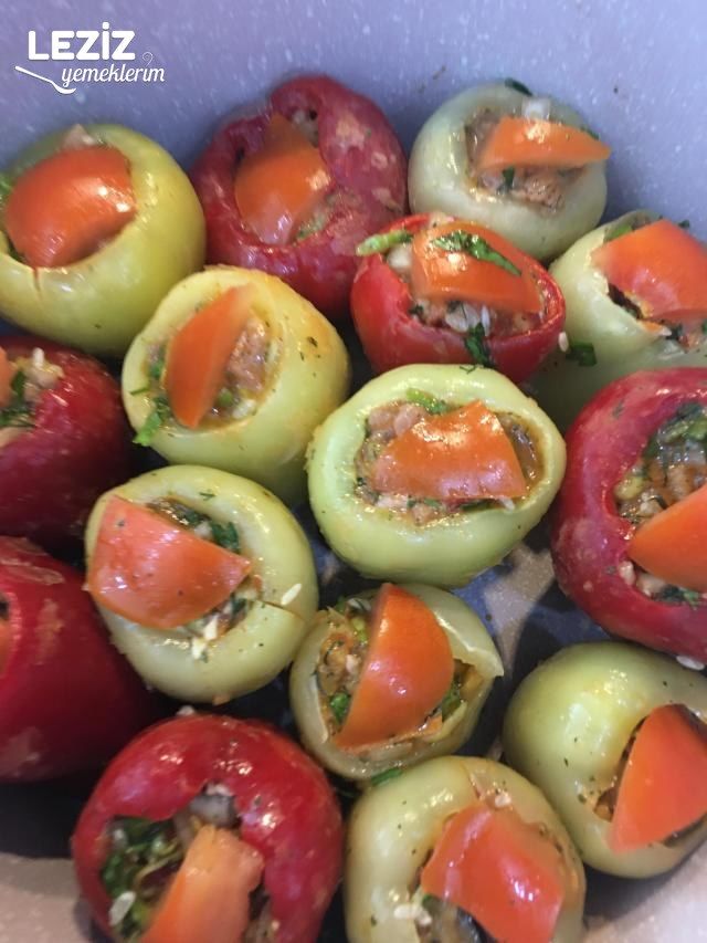 Tavuklu Sebzeli Biber Dolması