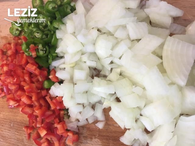 Tavuklu Sebzeli Biber Dolması