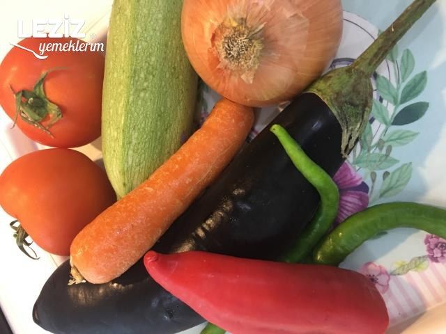 Tavuklu Sebzeli Biber Dolması