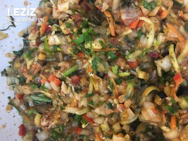 Tavuklu Sebzeli Biber Dolması