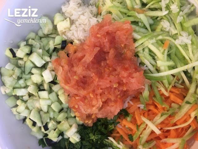 Tavuklu Sebzeli Biber Dolması