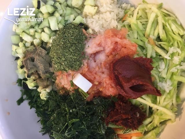 Tavuklu Sebzeli Biber Dolması