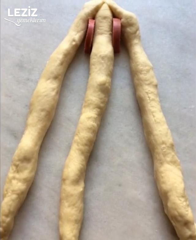 Peynirli Sucuklu Örgü Poğaça